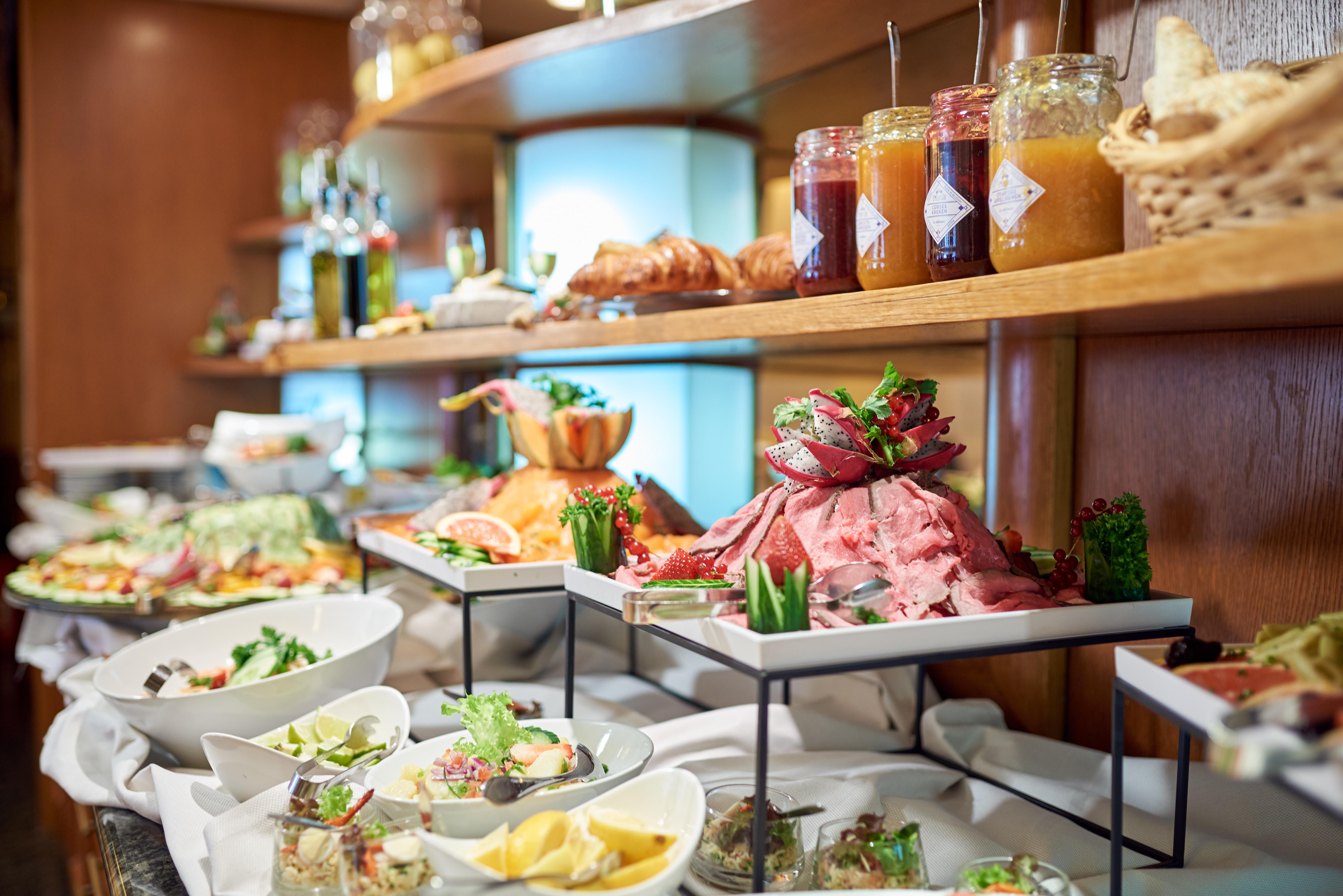 เลอชาเทอแลง บูติคโฮเต็ล Hotel บรัสเซลส์ ภายนอก รูปภาพ A buffet at a hotel
