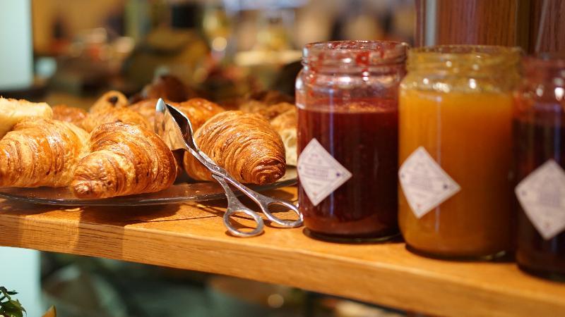 เลอชาเทอแลง บูติคโฮเต็ล Hotel บรัสเซลส์ ภายนอก รูปภาพ Croissants and jam