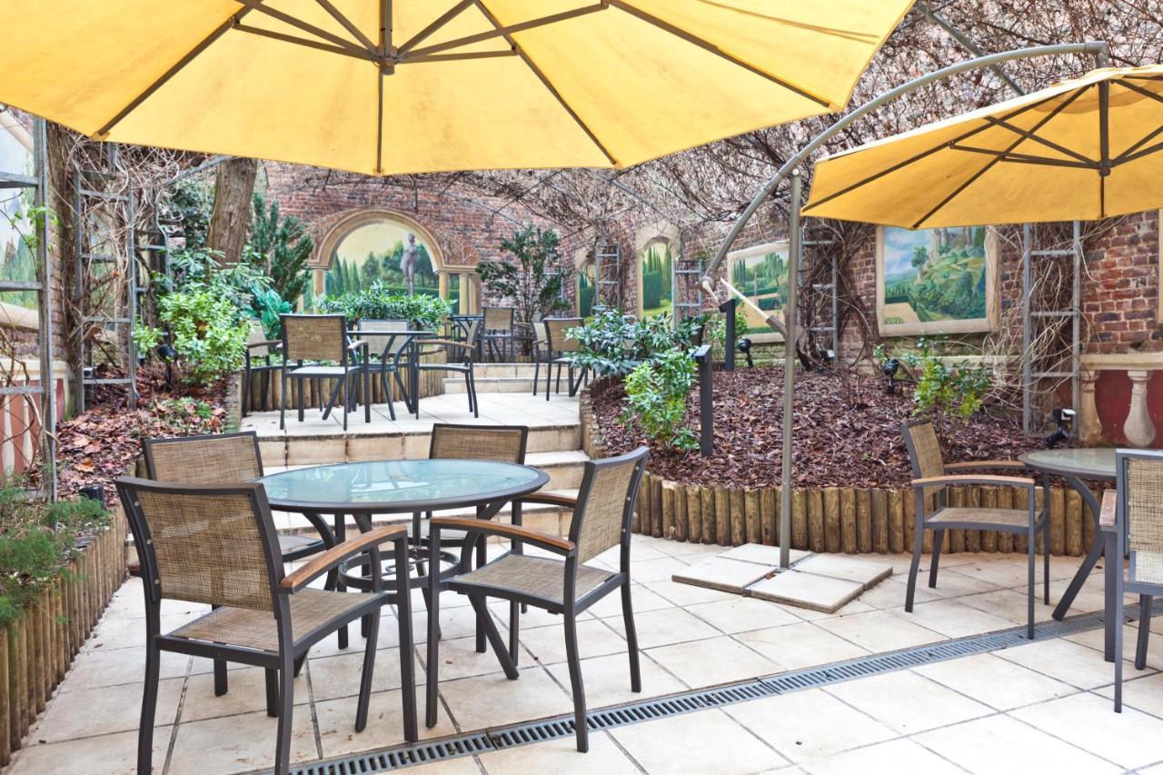 เลอชาเทอแลง บูติคโฮเต็ล Hotel บรัสเซลส์ ภายนอก รูปภาพ The courtyard at the hotel