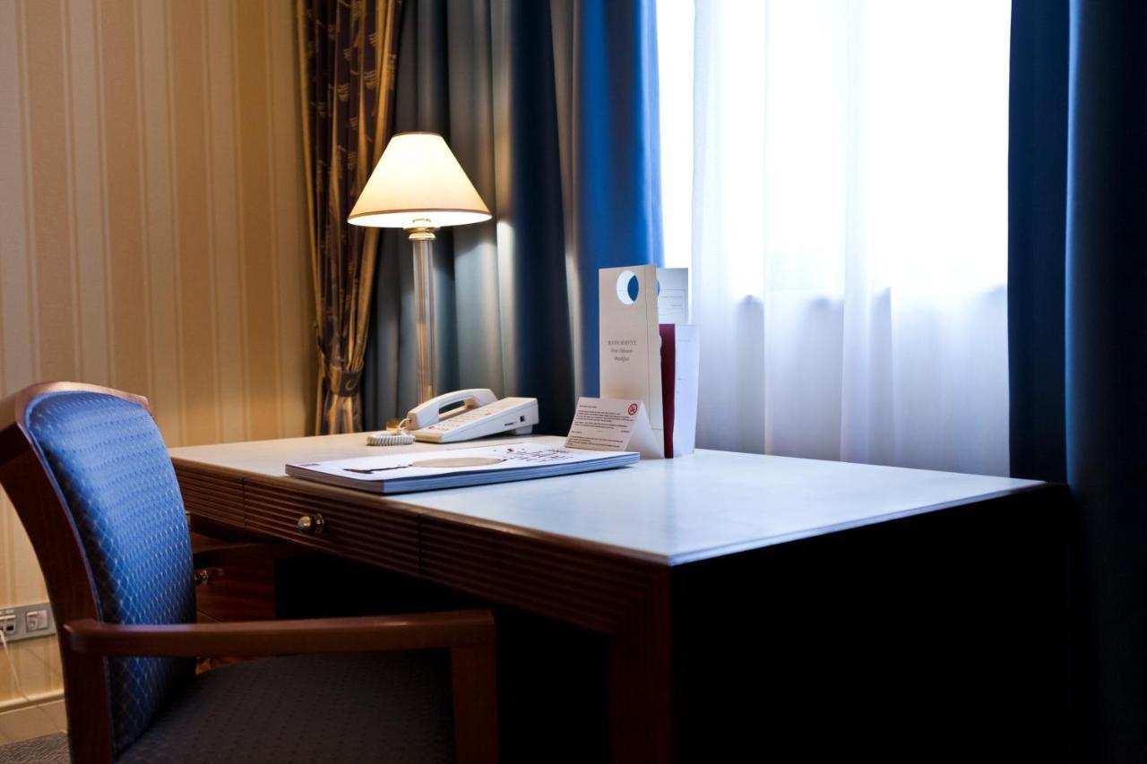 เลอชาเทอแลง บูติคโฮเต็ล Hotel บรัสเซลส์ ภายนอก รูปภาพ A hotel room with a Do Not Disturb sign