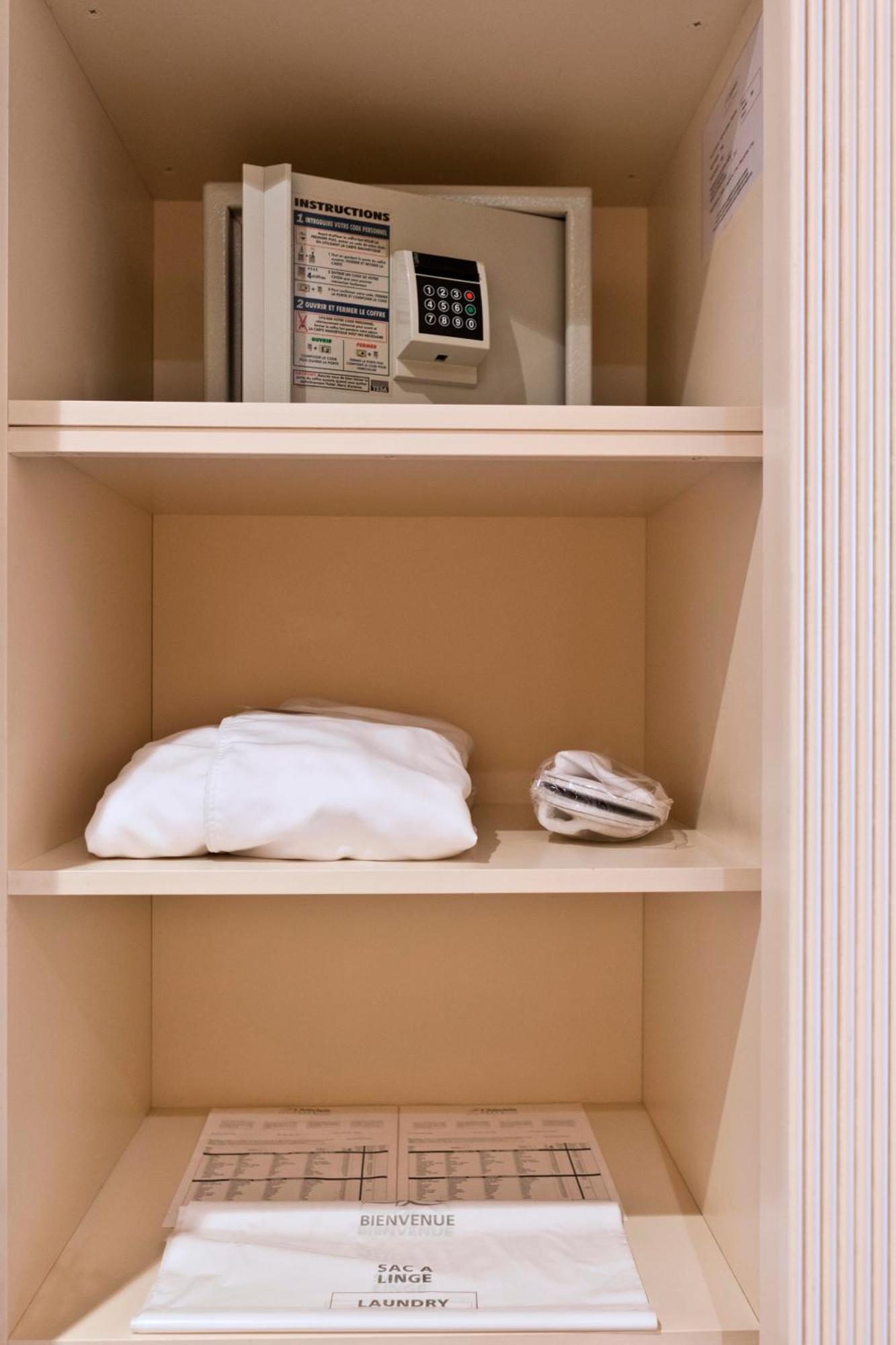 เลอชาเทอแลง บูติคโฮเต็ล Hotel บรัสเซลส์ ภายนอก รูปภาพ A pillow and a telephone in a hotel room