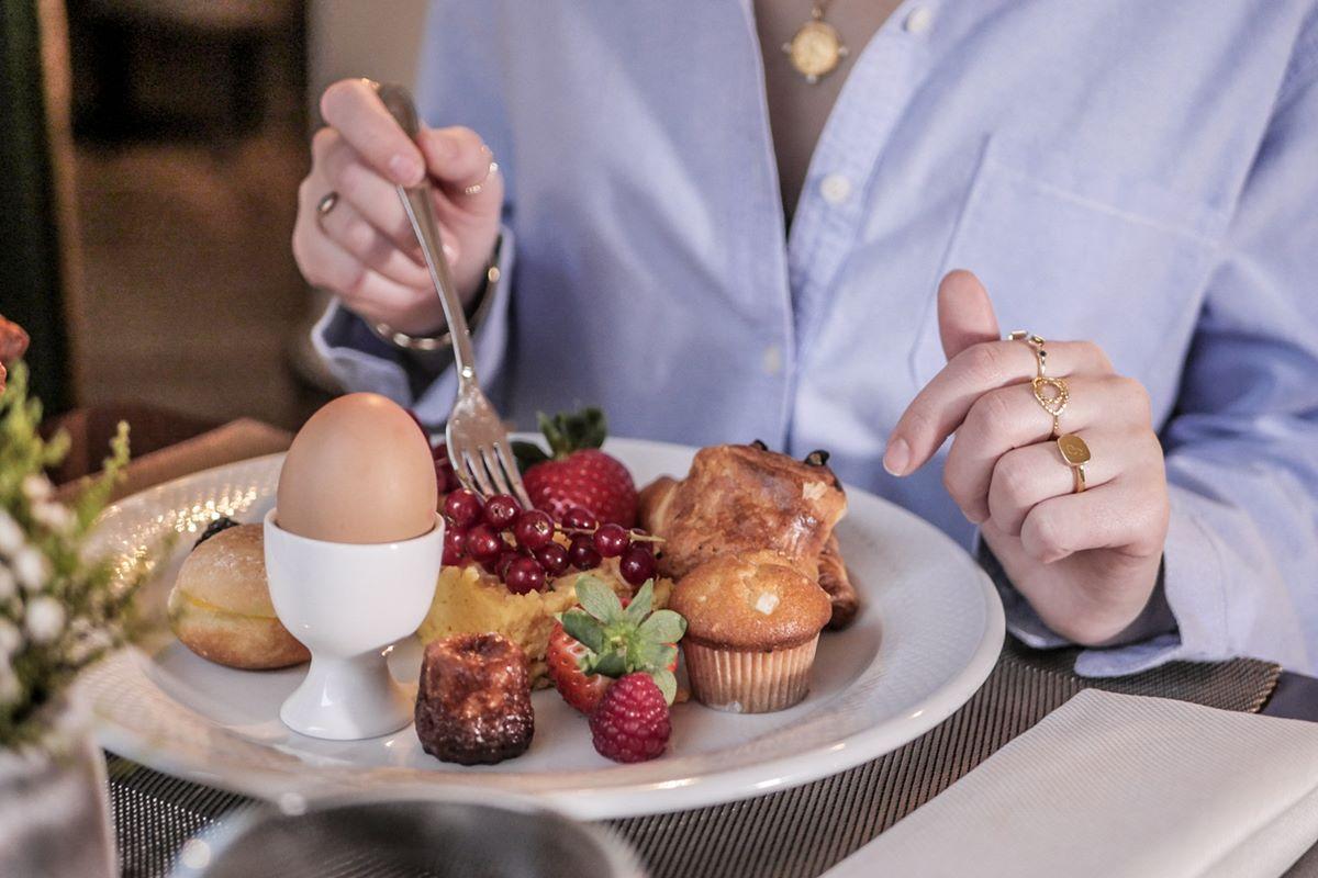 เลอชาเทอแลง บูติคโฮเต็ล Hotel บรัสเซลส์ ภายนอก รูปภาพ A woman eating breakfast