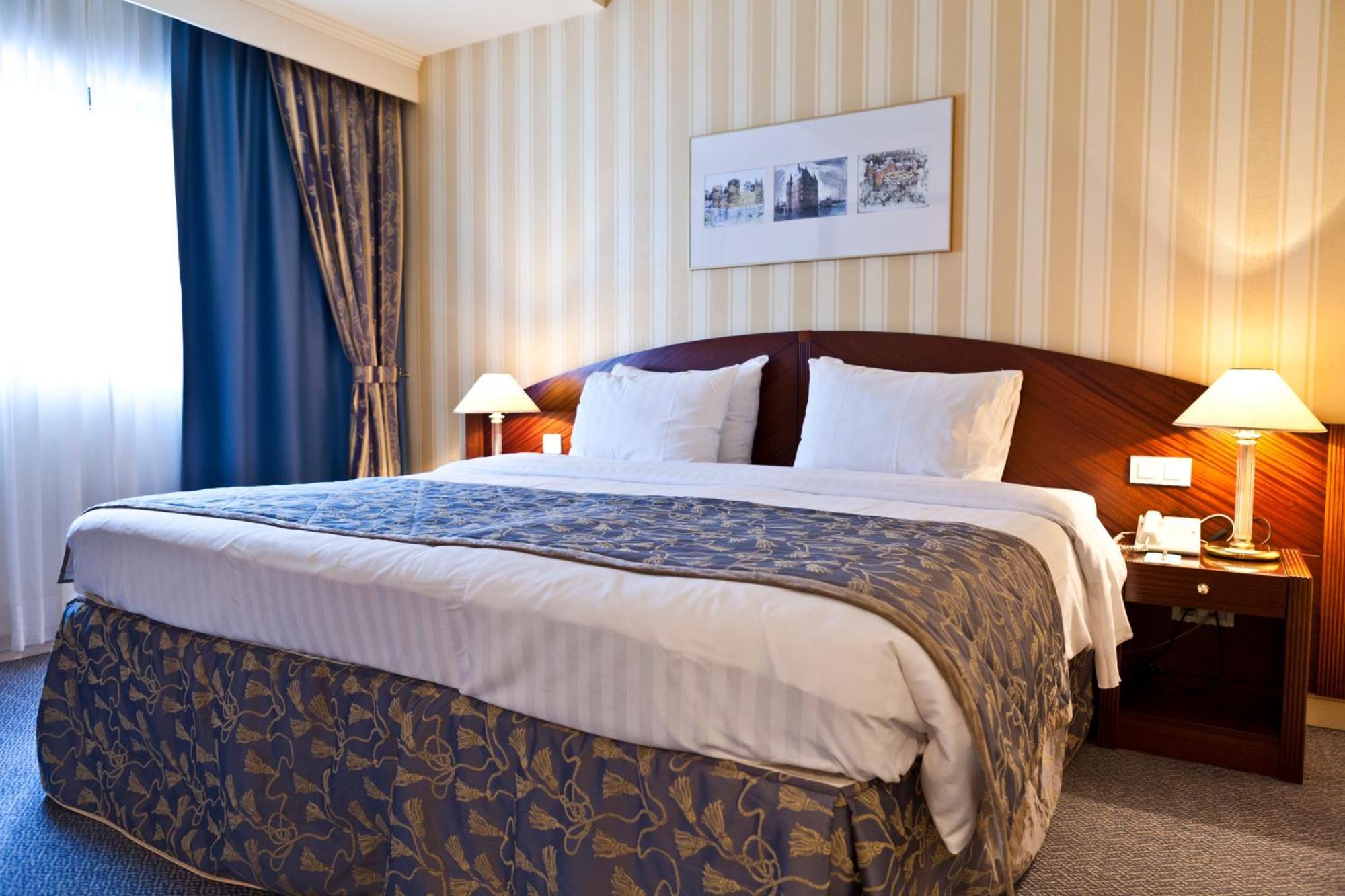 เลอชาเทอแลง บูติคโฮเต็ล Hotel บรัสเซลส์ ภายนอก รูปภาพ A bed in a hotel room